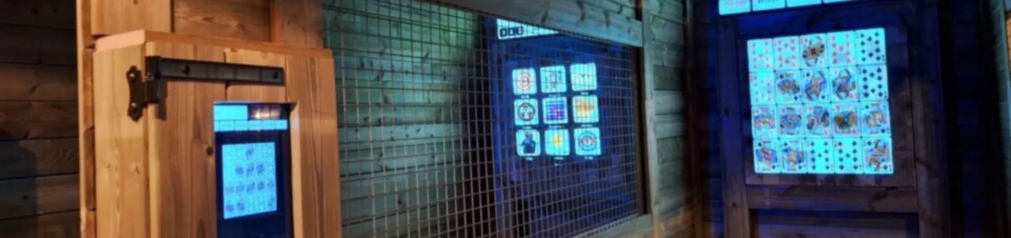 Lancer de hache à vitré cible en bois avec vidéoprojection interactive